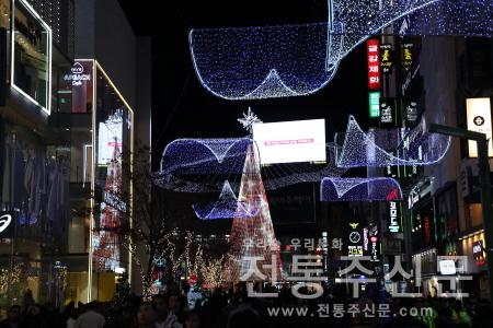 부산크리스마스트리문화축제가 11월 15일 점등, 겨울 축제의 상징 광복로를 밝힌다.jpg